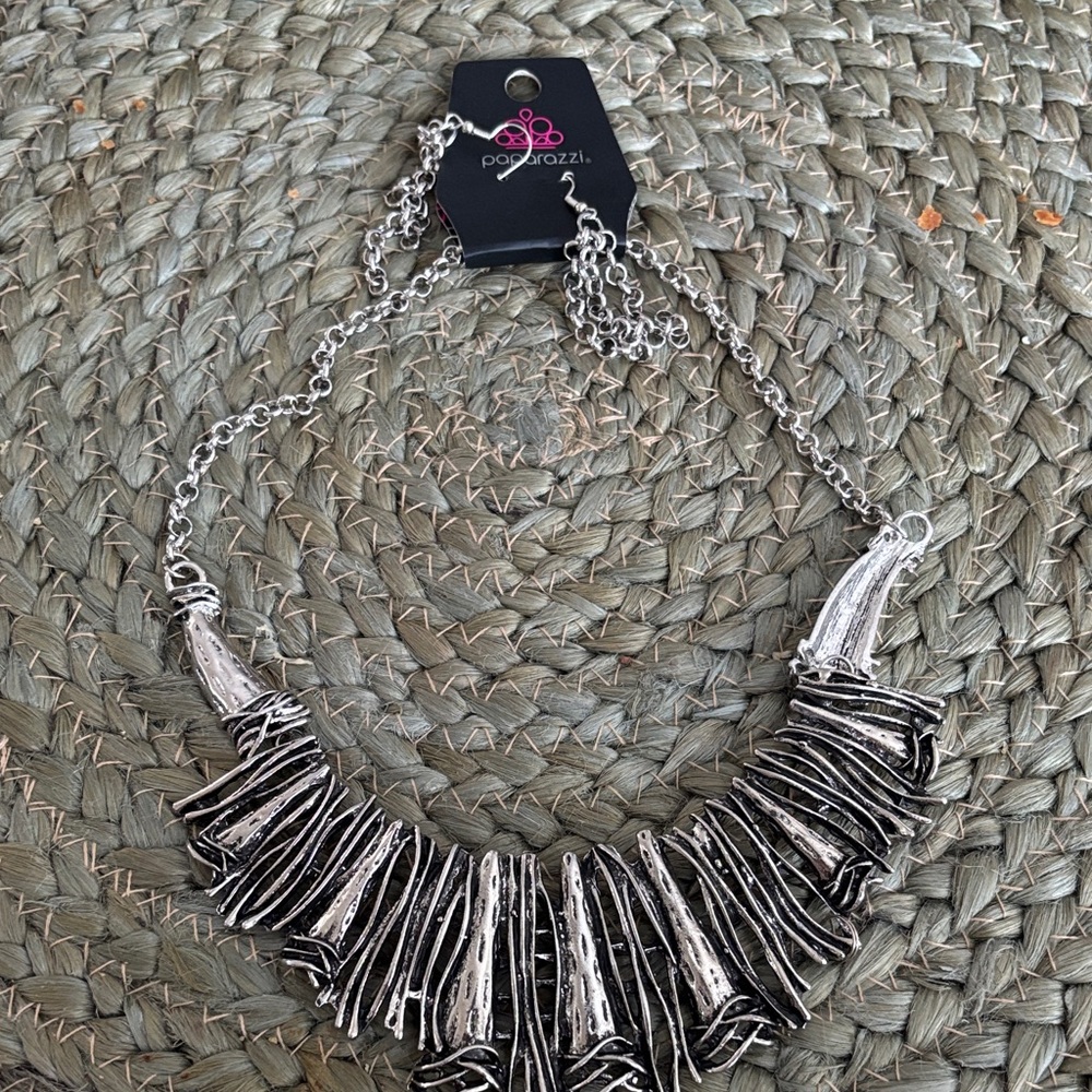 NWT 2pc Statement paparazzi Silver Textured Fan Bib Necklace & Earring